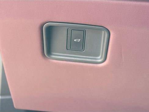 Used 2023 Land Rover Range Rover SE image 33