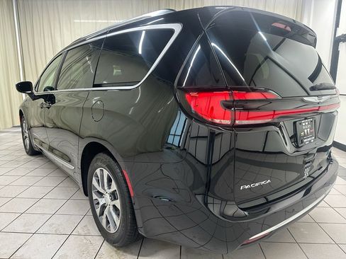 Used 2025 Chrysler Pacifica Pinnacle image 9