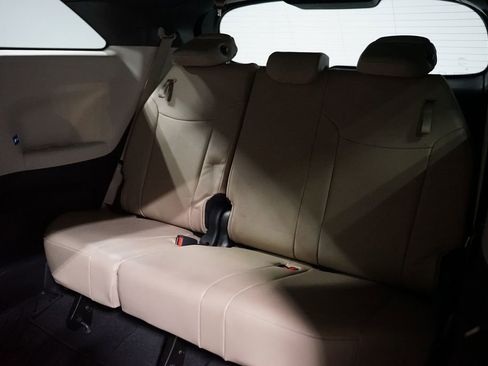 Used 2023 Toyota Sienna XLE FWD image 16