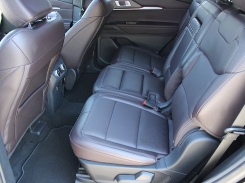 Used 2025 Ford Explorer Platinum image 13