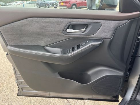 Used 2023 Nissan Rogue SV AWD/4WD image 18