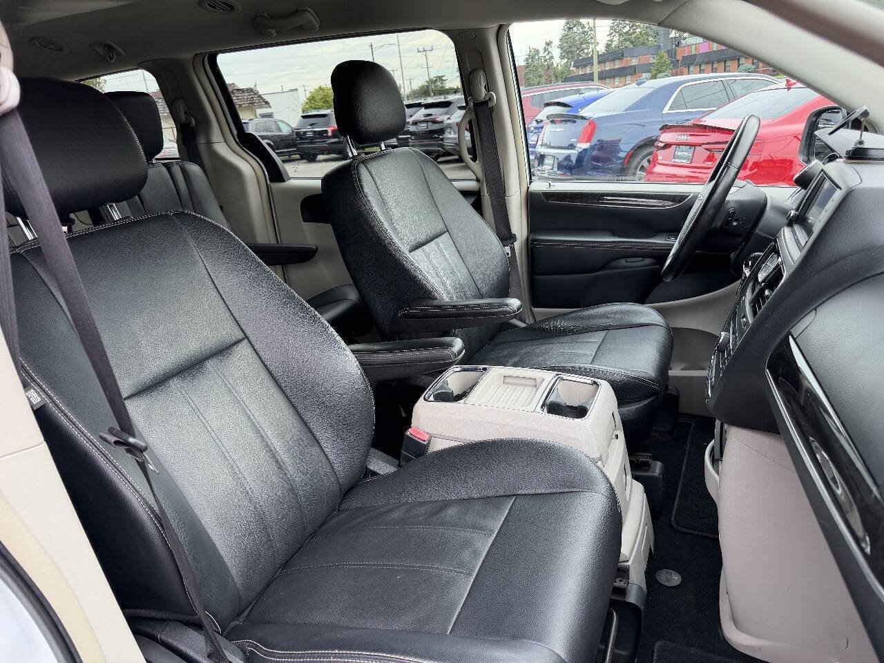 Used 2016 Chrysler Town & Country Touring FWD image 8