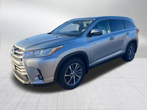Used 2019 Toyota Highlander XLE image 3