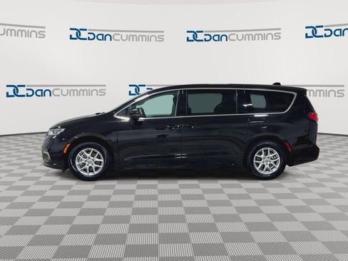 Used 2024 Chrysler Pacifica Touring-L image 5