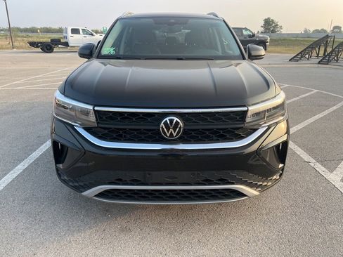 Used 2023 Volkswagen Taos SE w/ Black Wheel Package FWD image 8