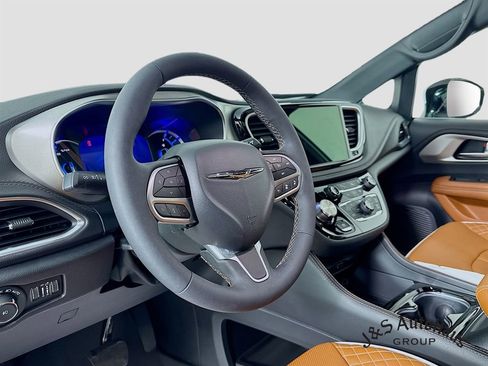 Used 2025 Chrysler Pacifica Pinnacle FWD image 9