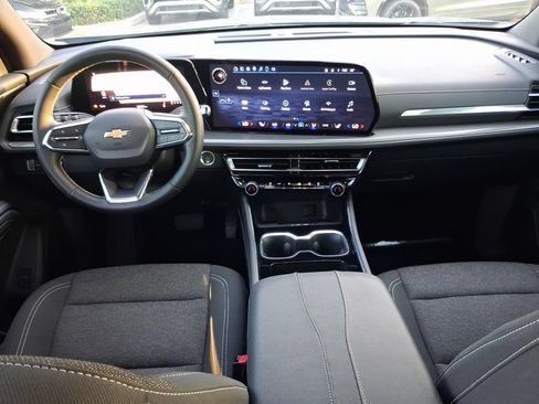 Used 2025 Chevrolet Traverse LT FWD image 9