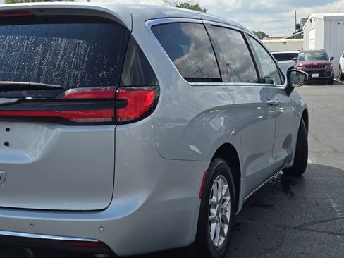 Used 2023 Chrysler Pacifica Touring-L FWD image 62