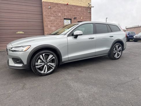 Used 2025 Volvo V60 B5 Cross Country Plus image 2