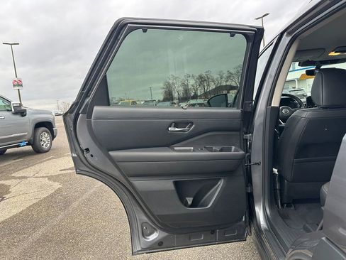 Used 2025 Nissan Pathfinder SL image 10