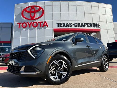 Used 2025 Kia Sportage LX image 2