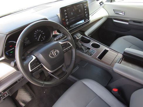 Used 2024 Toyota Sienna XLE image 17