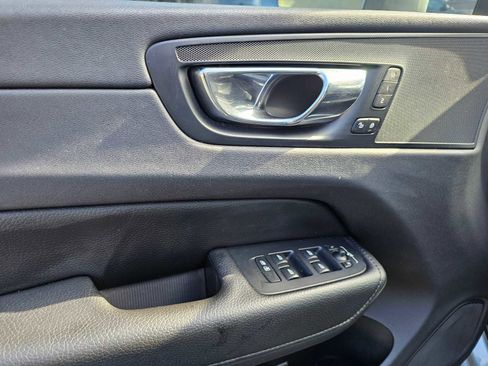 Used 2018 Volvo XC60 T5 Momentum w/ Convenience Package image 24