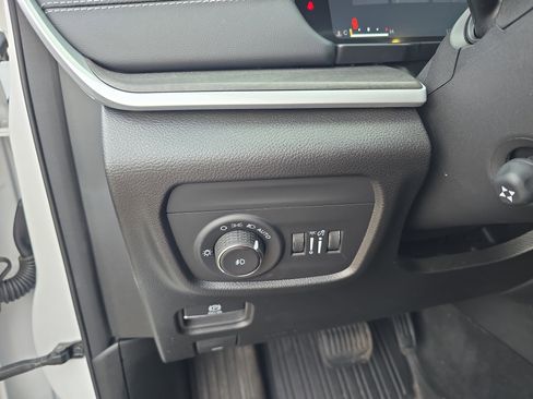 Used 2024 Jeep Grand Cherokee Limited w/ Luxury Tech Group II image 20