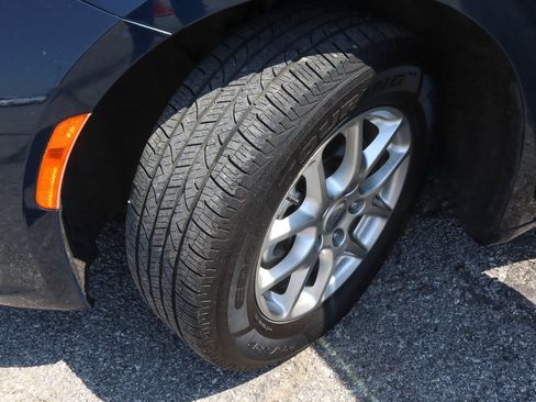 Used 2023 Chrysler Pacifica Touring-L FWD image 17