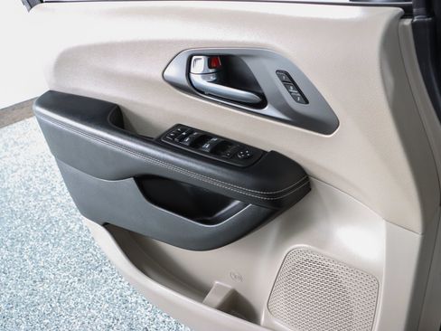 Used 2023 Chrysler Pacifica Touring-L FWD image 21