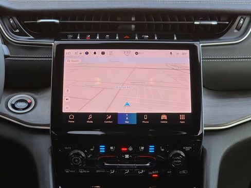 Used 2024 Jeep Grand Cherokee Limited w/ Luxury Tech Group II image 20