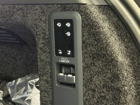 Used 2025 Land Rover Range Rover SE AWD/4WD image 17