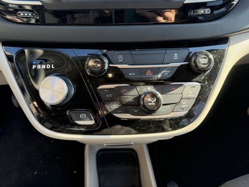 Used 2023 Chrysler Voyager LX image 22