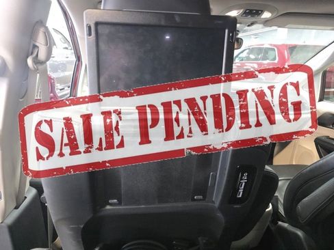 Used 2017 Chrysler Pacifica Limited w/ UConnect Theater Package FWD image 6