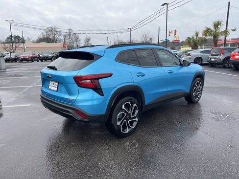 Used 2025 Chevrolet Trax RS w/ Sunroof Package image 3