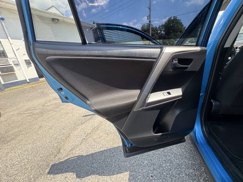 Used 2018 Toyota RAV4 LE AWD/4WD image 30