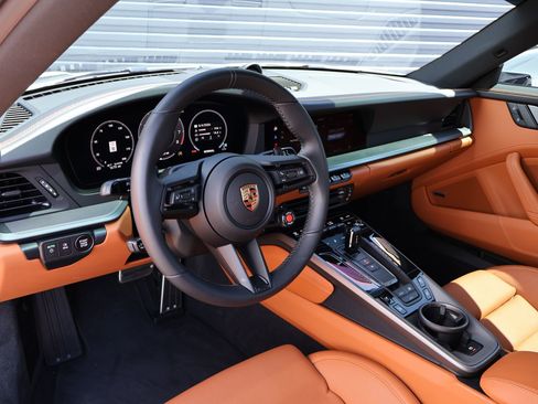 Used 2025 Porsche 911 Carrera RWD image 4