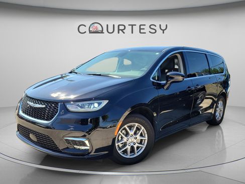 Used 2024 Chrysler Pacifica Touring-L w/ Uconnect Theater Family Group FWD image 1