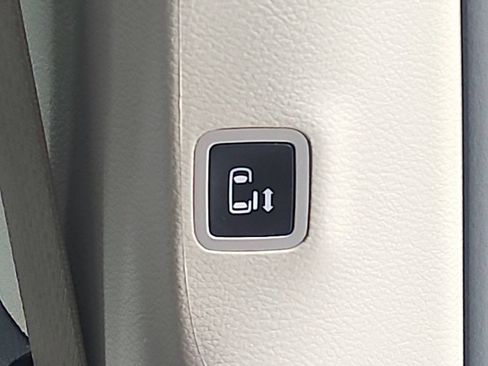 Used 2023 Chrysler Pacifica Limited FWD image 55