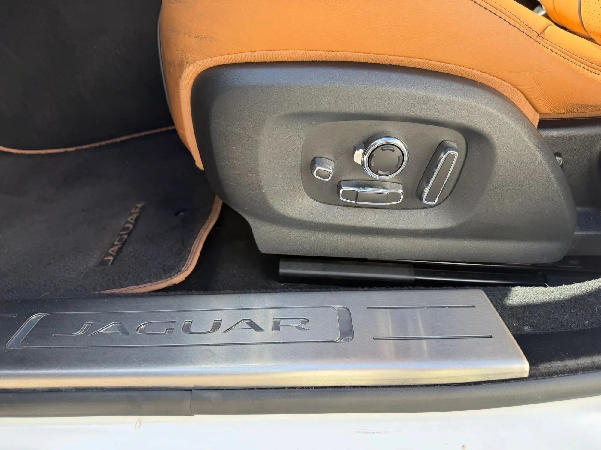 Used 2018 Jaguar XJ R-Sport RWD image 12