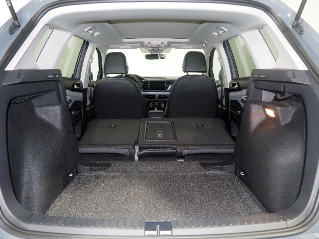 Used 2023 Volkswagen Taos SE w/ Sunroof Package w/ Panoramic Sunroof Package FWD image 34