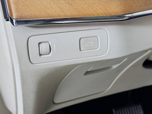 Used 2021 Volvo XC90 T6 Momentum w/ Protection Package Premier image 11