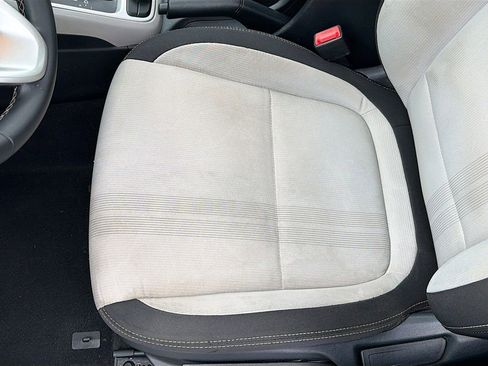 Used 2023 Hyundai Venue SEL image 18