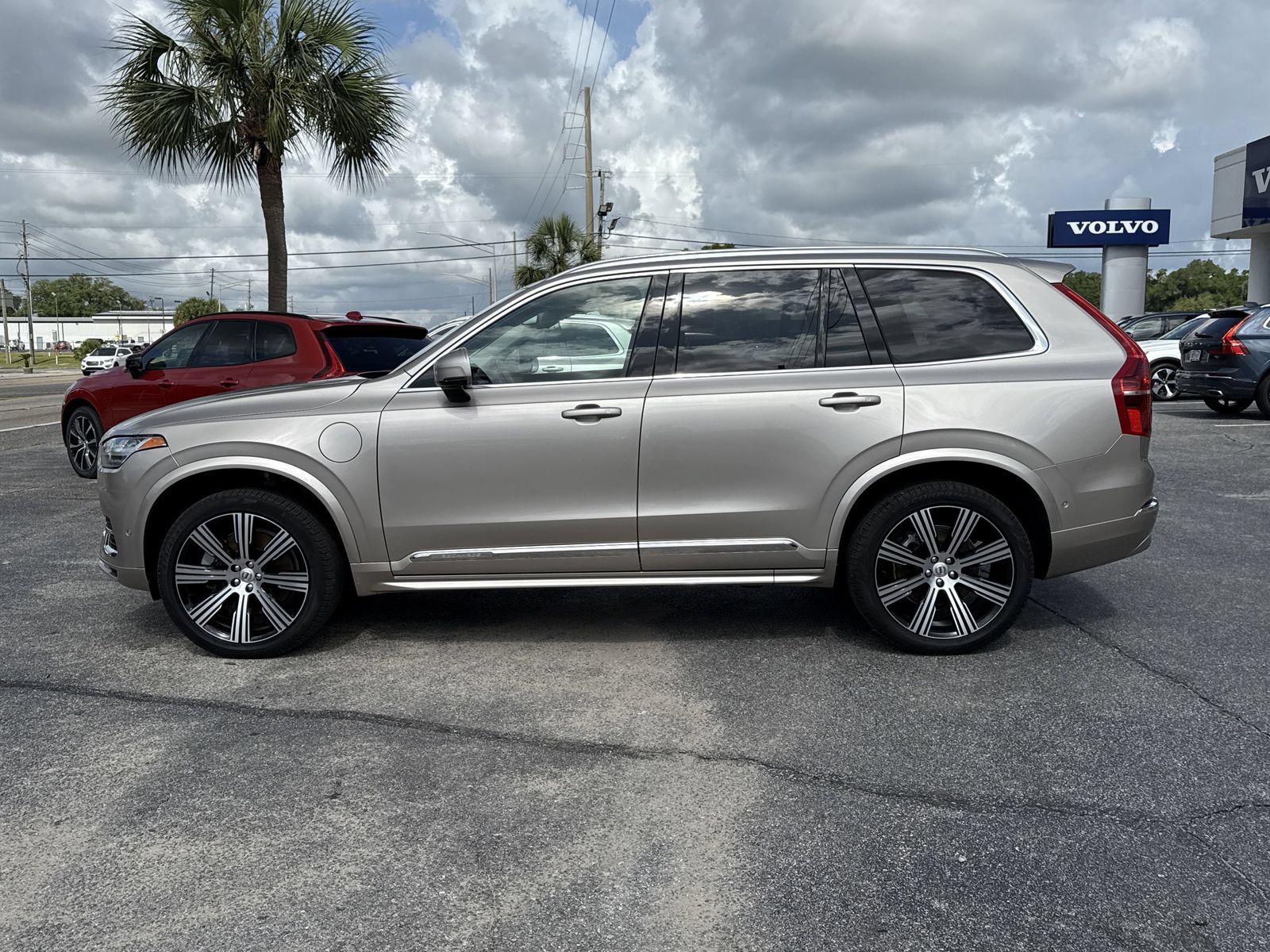 Used 2024 Volvo XC90 T8 Plus w/ Protection Package Premier AWD/4WD image 2