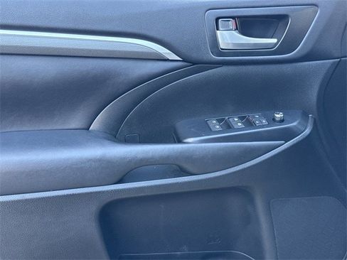 Used 2017 Toyota Highlander SE image 25