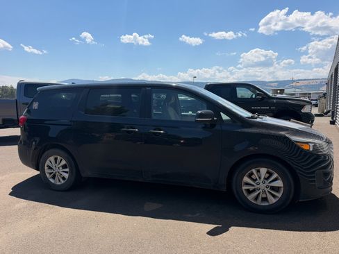 Used 2017 Kia Sedona LX FWD image 2
