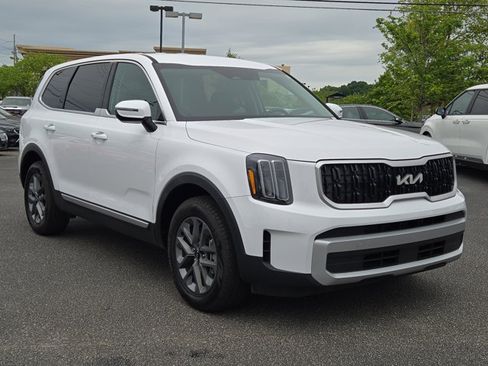 Used 2025 Kia Telluride LX FWD image 3