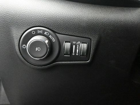 Used 2025 Jeep Compass Limited image 23