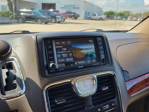 Used 2015 Chrysler Town & Country Touring w/ Driver Convenience Group image 6