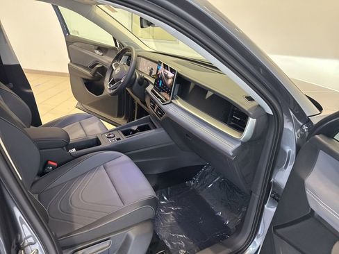 New 2025 Volkswagen Tiguan SE image 13