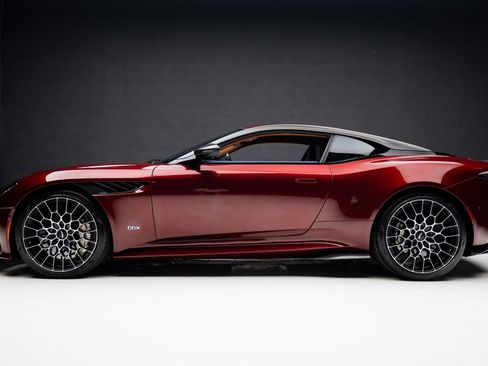 Used 2023 Aston Martin DBS Coupe RWD image 18