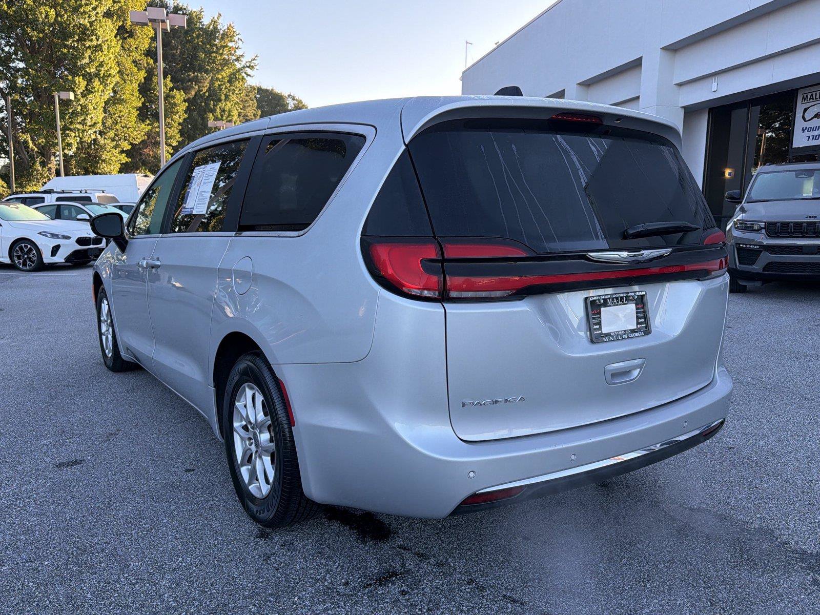 Used 2024 Chrysler Pacifica Touring-L FWD image 7