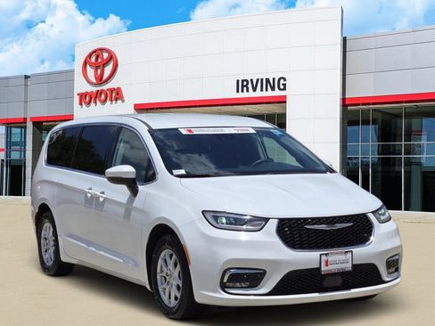 Used 2023 Chrysler Pacifica Touring-L FWD image 2