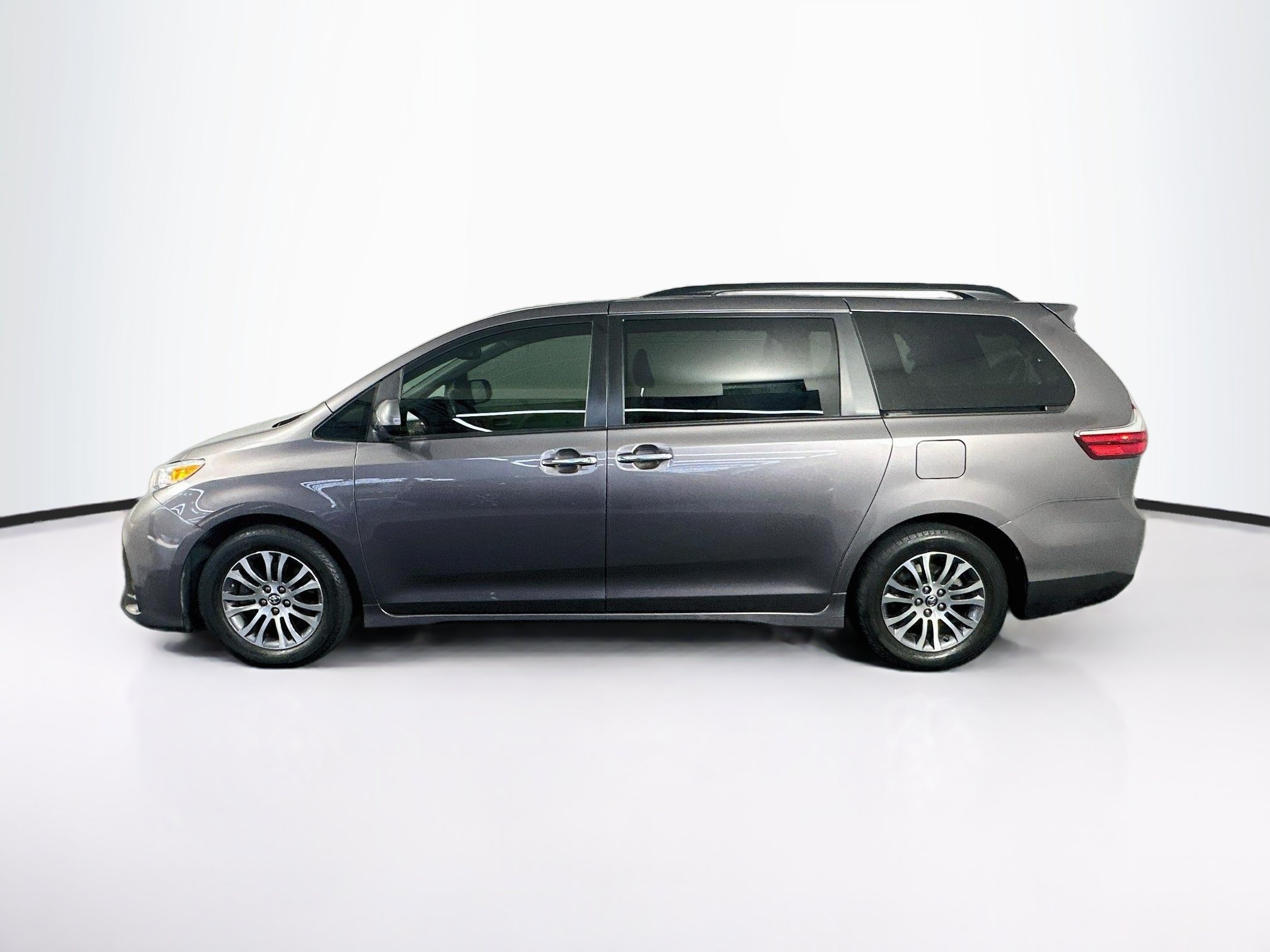 Used 2019 Toyota Sienna XLE FWD image 4
