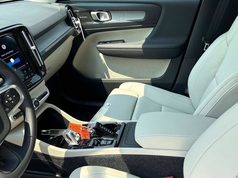 New 2026 Volvo XC40 B5 Ultra w/ Climate Package image 19