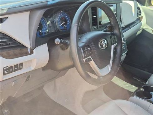 Used 2017 Toyota Sienna XLE w/ XLE Navigation Package FWD image 10