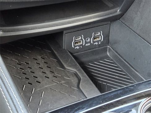 Used 2025 Chrysler Pacifica Limited image 34