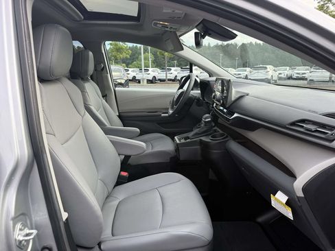 Used 2024 Toyota Sienna XLE FWD image 14