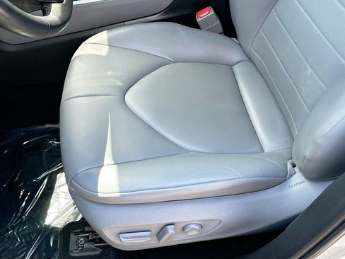 Used 2022 Toyota Highlander XLE AWD/4WD image 25