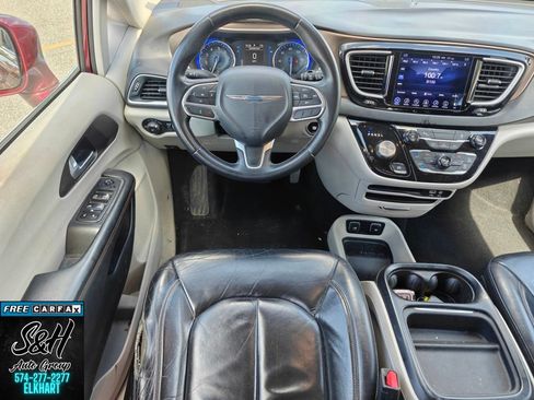 Used 2017 Chrysler Pacifica Touring-L FWD image 4